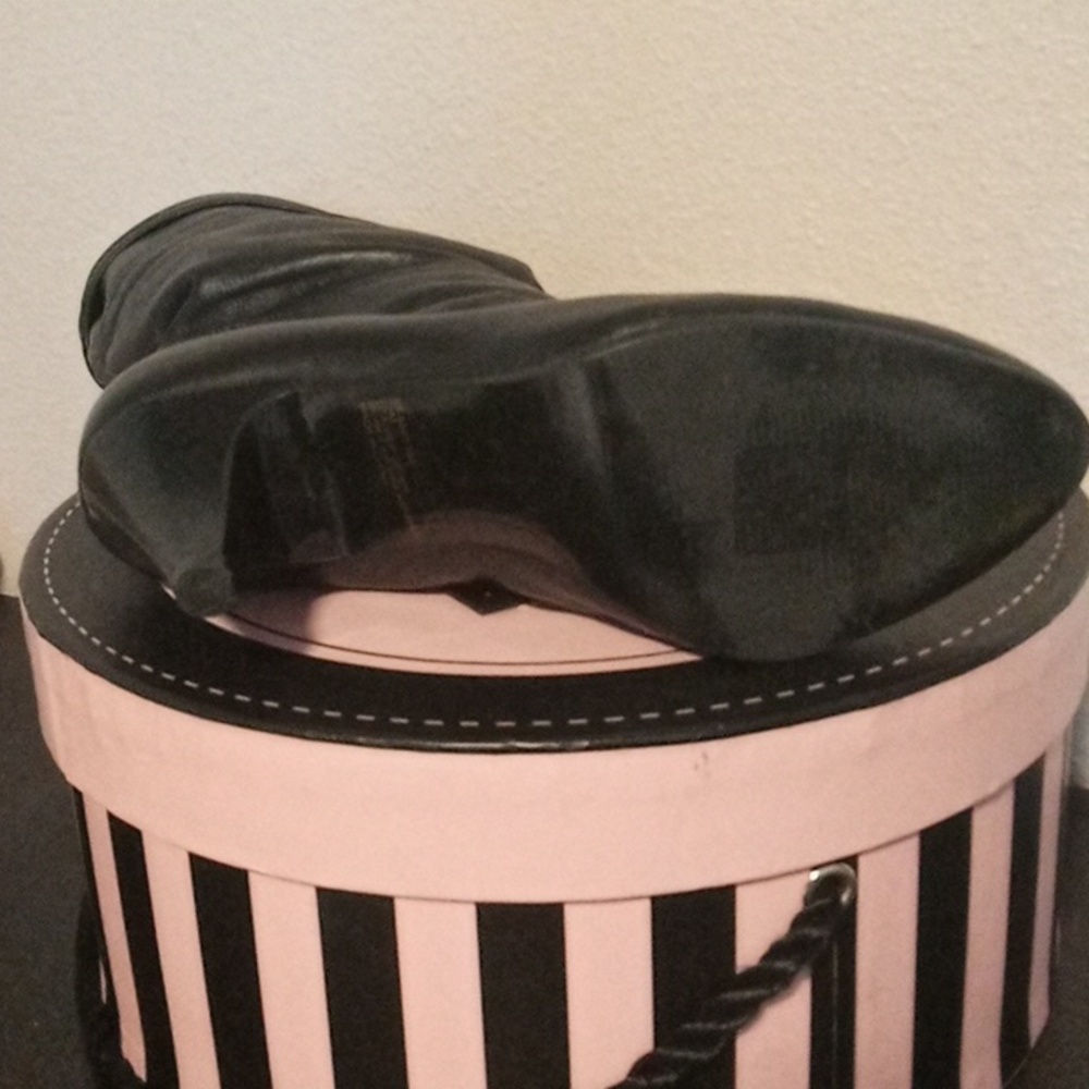 SOLD Cathy Jean black boots. - Picture 5 of 10